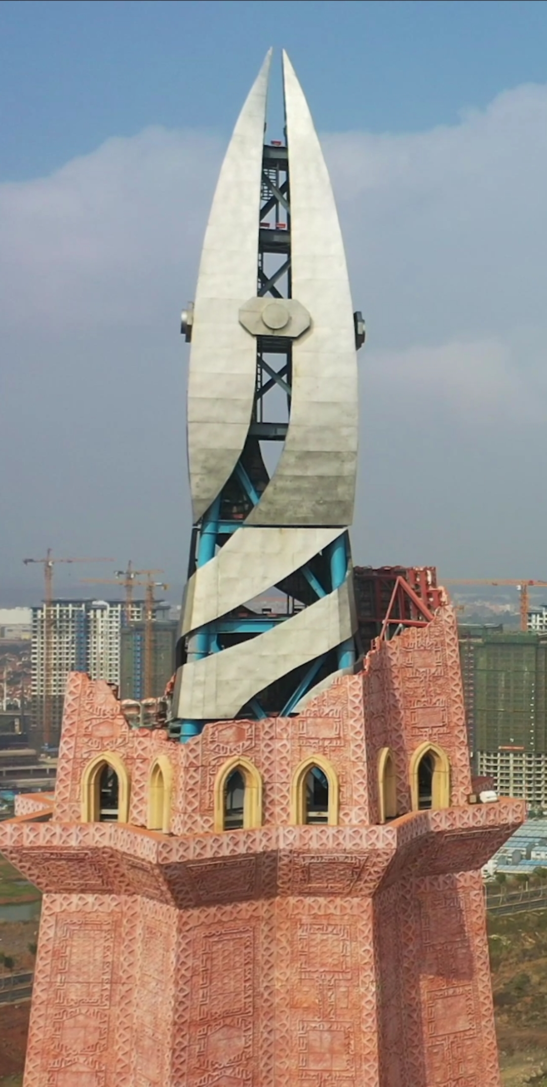 海口的长影环球100,这建筑像什么?