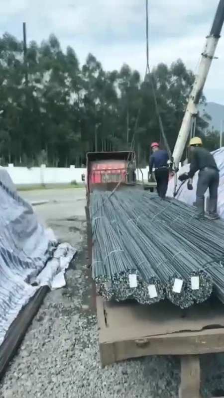 买了一车的钢筋,这就是卸货全过程,两个工人明显是蹭工资