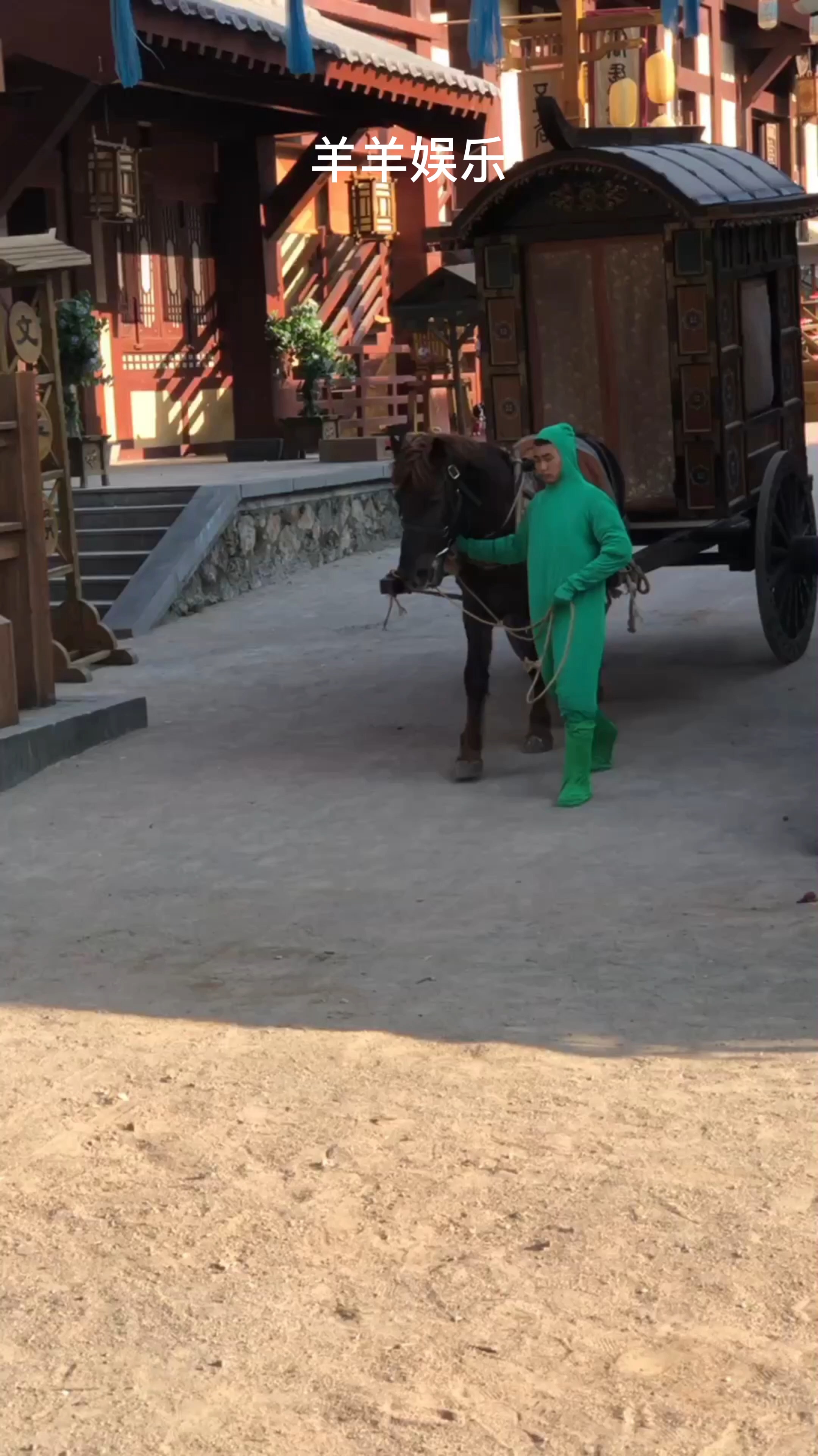 古装剧拍戏现场,绿衣人牵马,你知道为啥要穿绿衣吗?