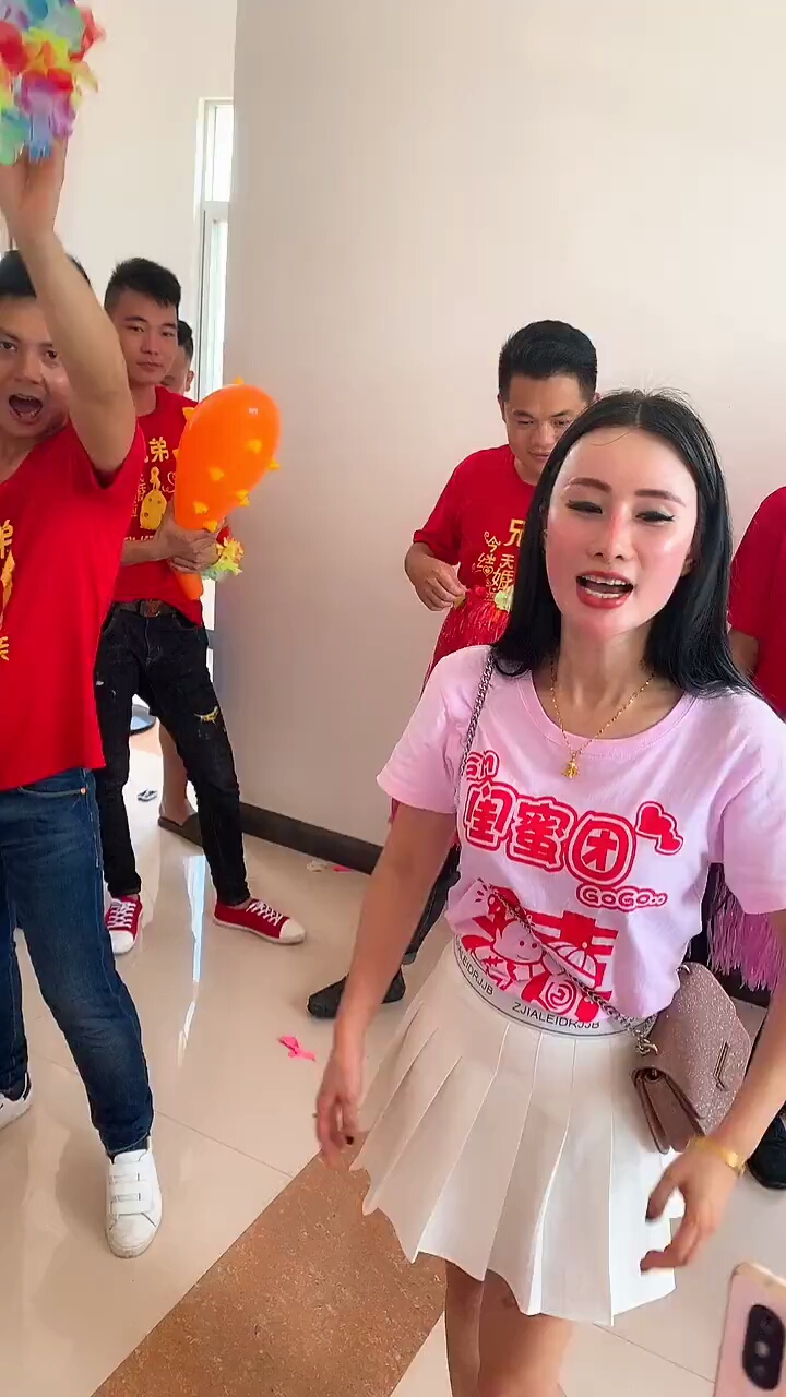 伴娘带领伴郎团嗨翻全场