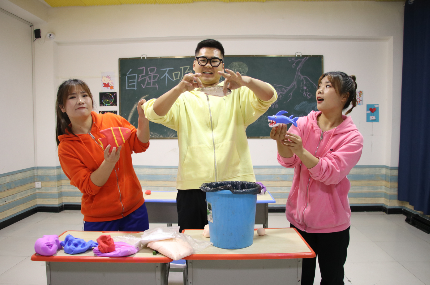 学渣的小鱼不让玩王小九用粘土做大鲨鱼和他交换太逼真了