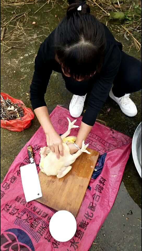 美女太厉害了,杀鸡高手.