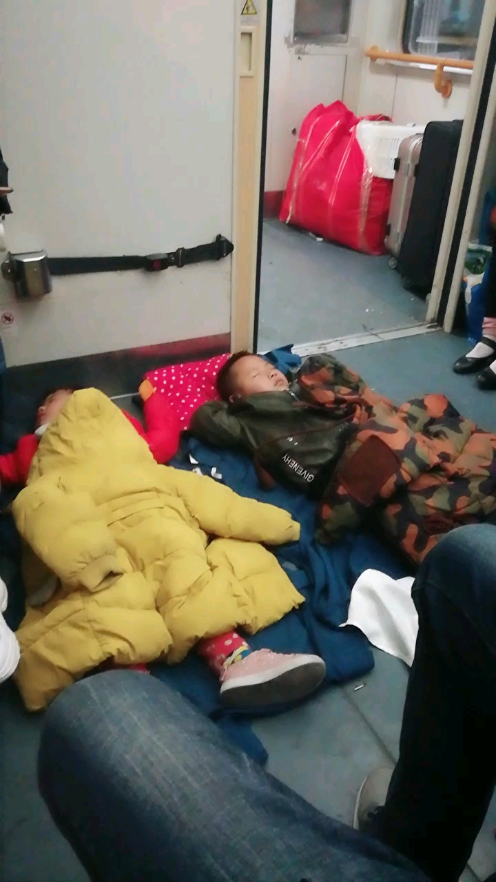 回家路上那些事#过年后返乡可怜的娃