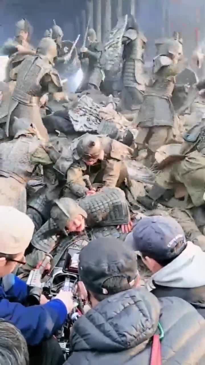 原来古装剧士兵战死沙场的戏是这样拍摄的,当群演也不容易啊