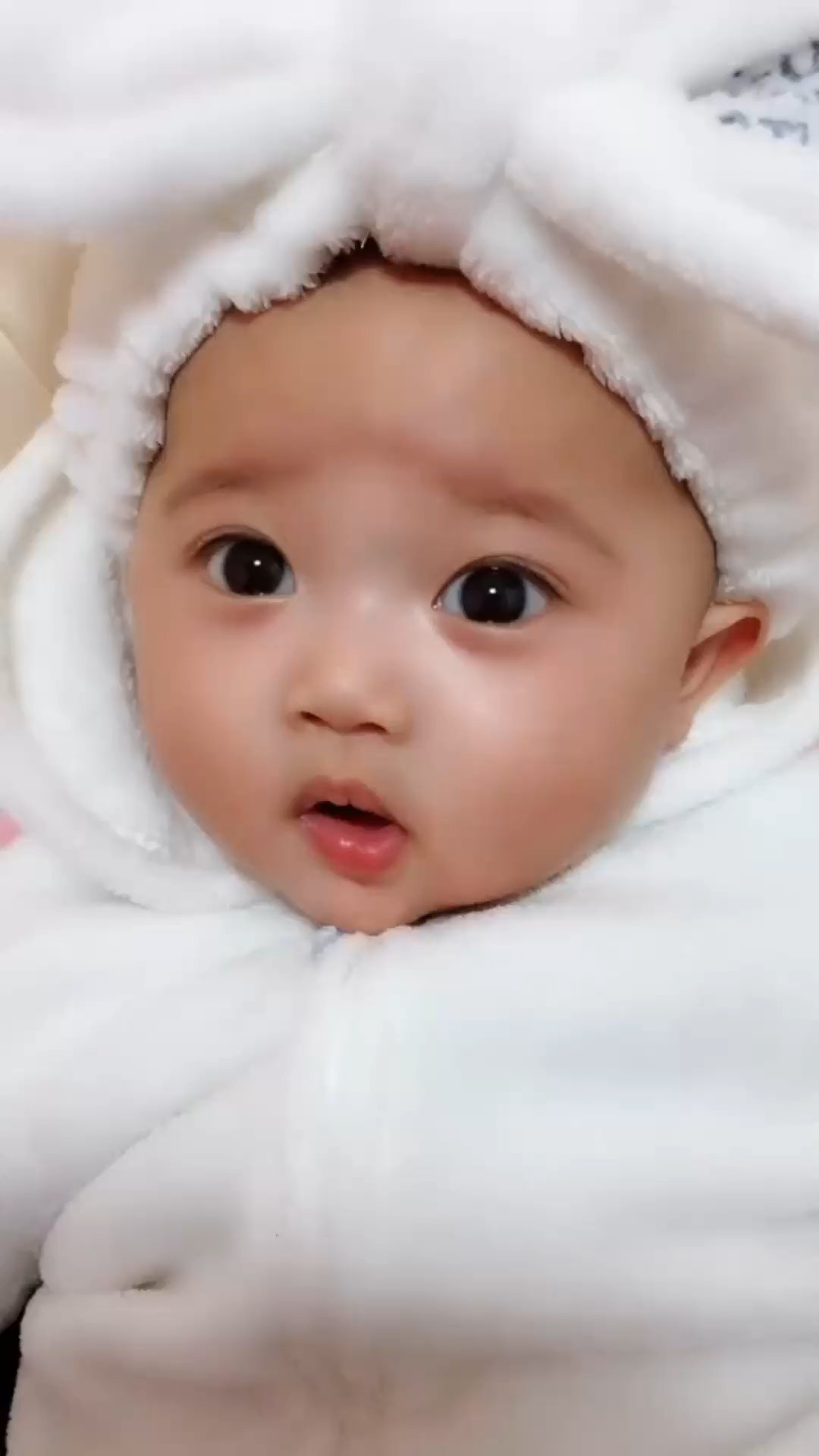 明星娱乐#这个小宝宝火了,眼睛圆溜溜,呆萌可爱