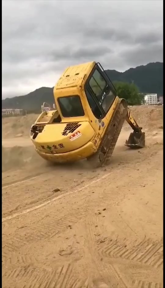 搞笑段子#挖掘机竟是这样"走路"的,真是长见识了