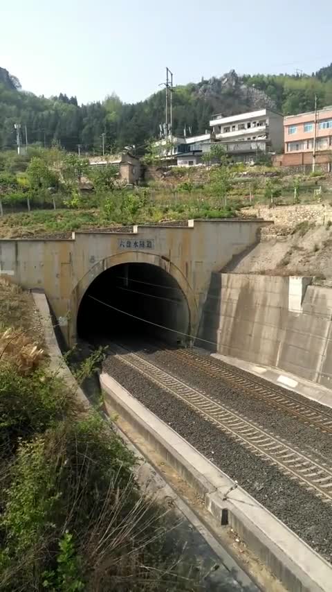 近距离观看火车进隧道,接下来的一幕,劳动人民的智慧太伟大-度小视
