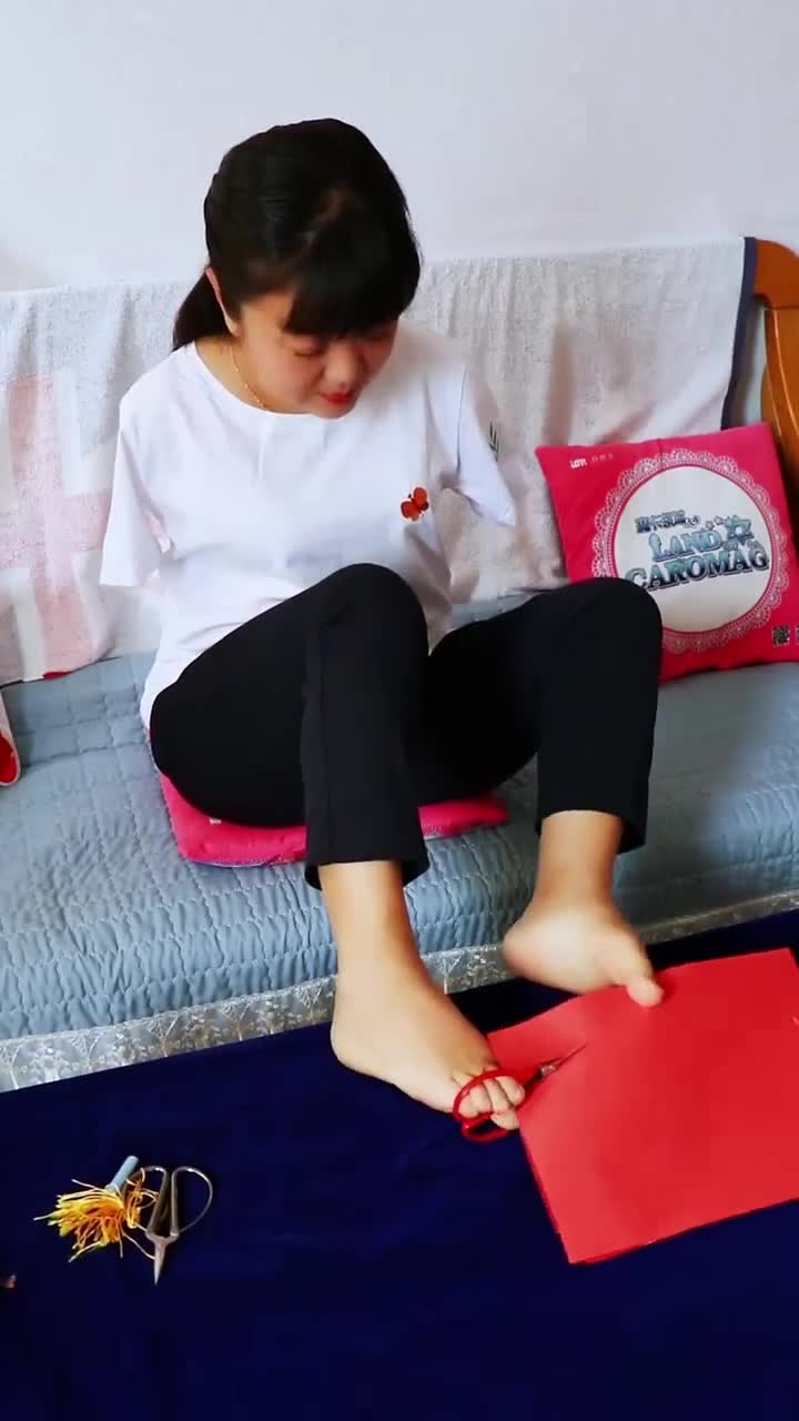 凭手艺赚钱的无臂女孩,用脚也能做剪纸,都是为了养活自己