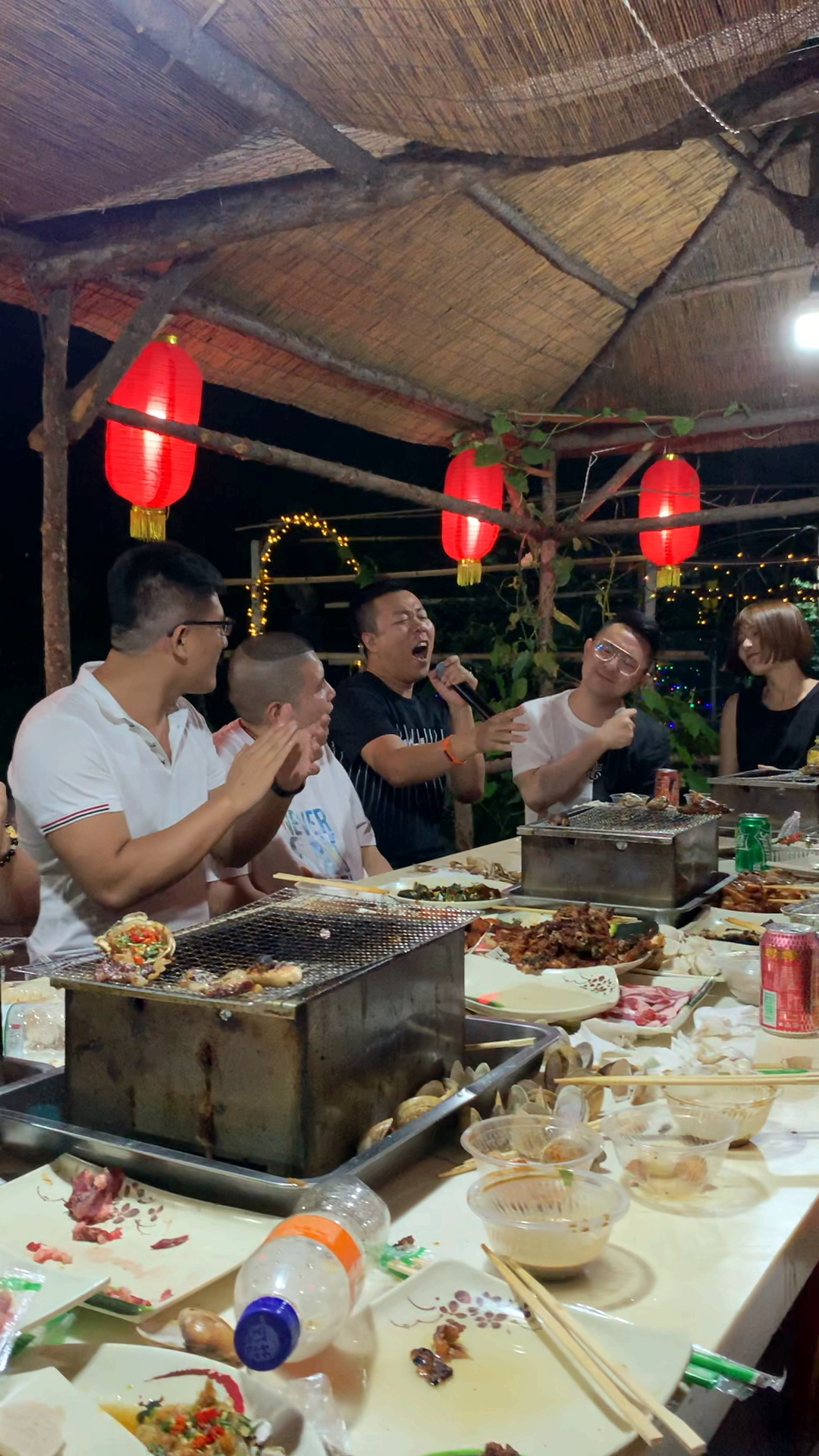 感谢支持,这是我们聚餐时现场的唱的一段《江湖》感谢大家支持与厚爱.