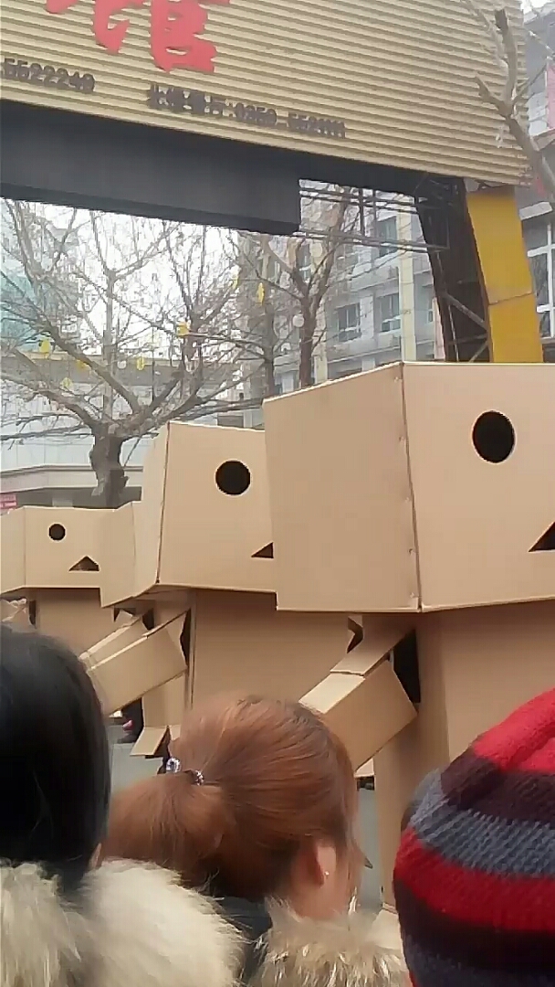 看看翟店纸箱厂的纸箱娃娃