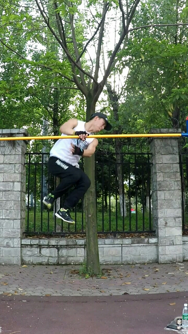 大学生展示单杠健身的花式技能!