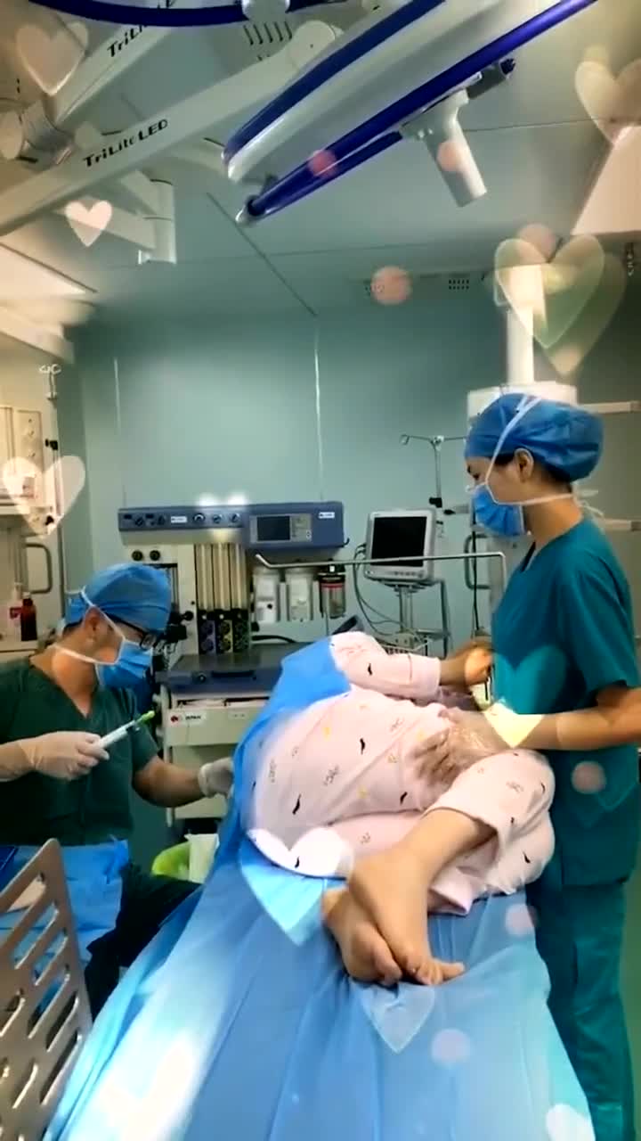 这就是你的老婆,为你生孩子时,脊椎注射麻药的样子!