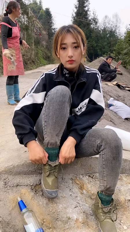 地道的农村女儿,出生贫寒,性格文静,不羡慕,不攀比没文化没才艺,只有