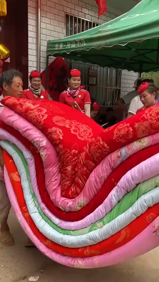 陪嫁十床被子,代表十全十美