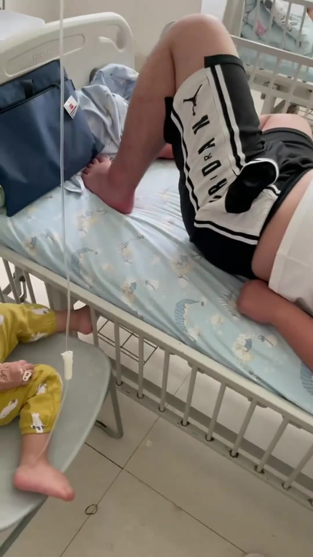 小孩在医院住院的图片图片