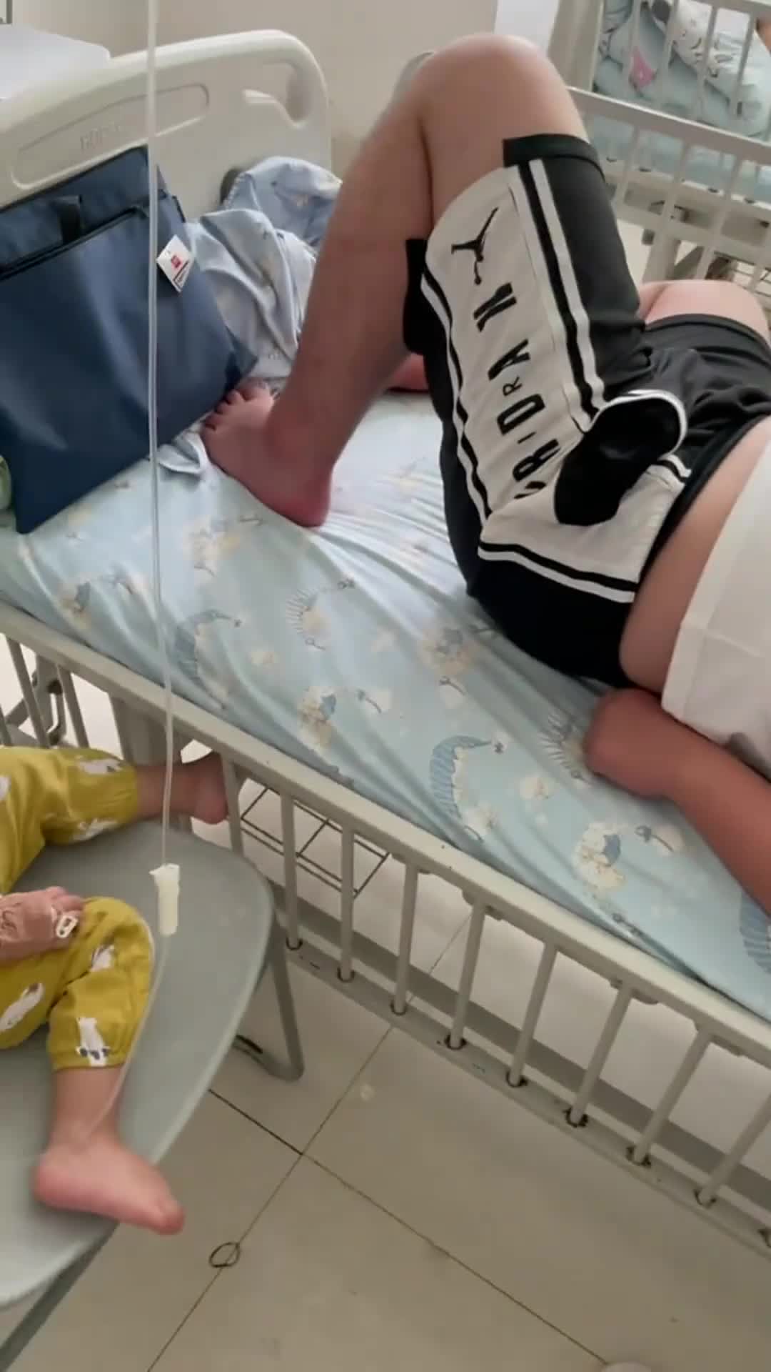 孩子生病住院,到医院看到这一幕,气得老娘血压直线飙升!