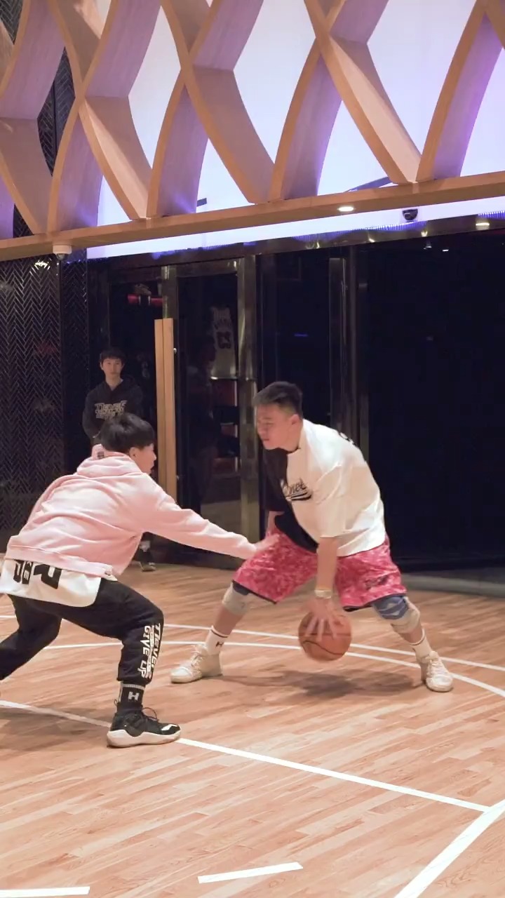 街球动作:旋转过人!