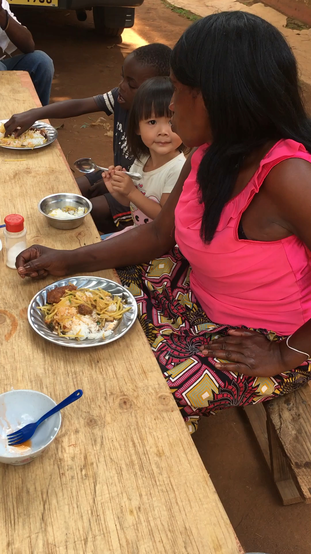 感恩有你#坐在餐桌上吃饭的非洲人