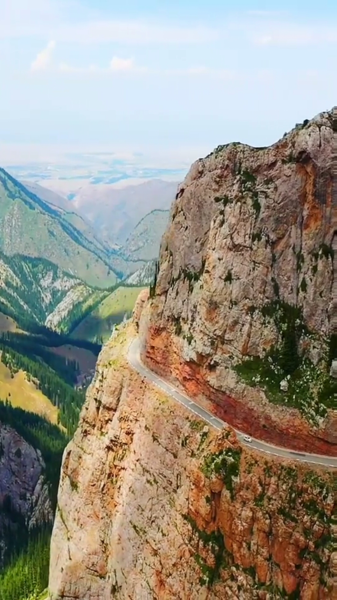 伊昭公路海拔4500米全长180公里特点悬崖峭壁新疆最险