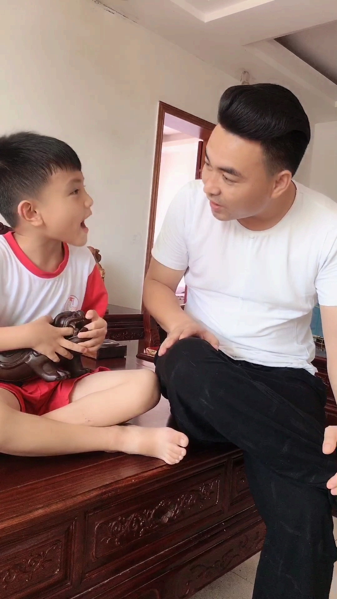 搞笑段子剧#父子搞笑视频,世界上什么动物的牙齿最黑?