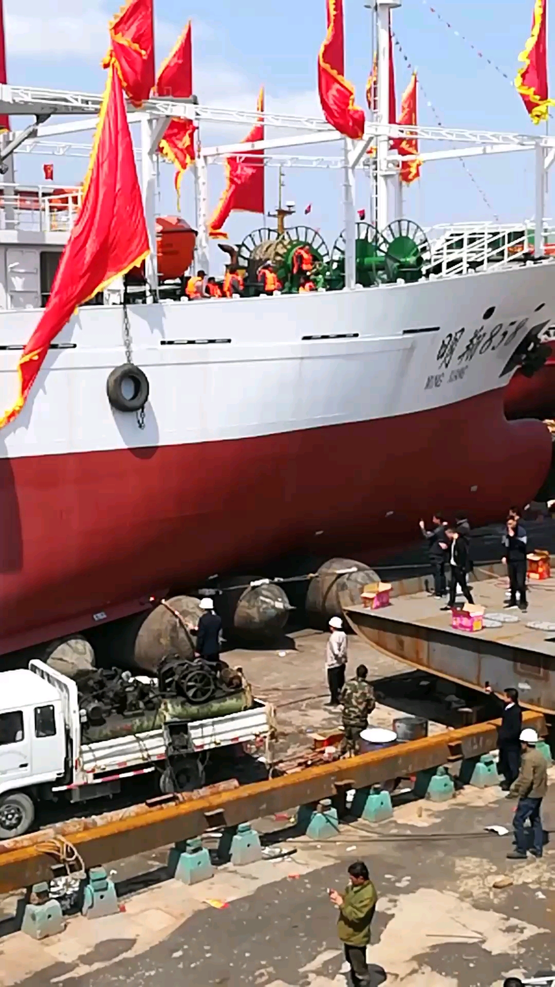 大型鱿钓船上水