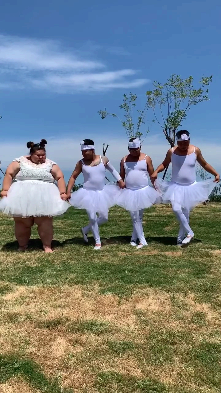 搞笑段子剧#美丽跳三只天鹅芭蕾舞