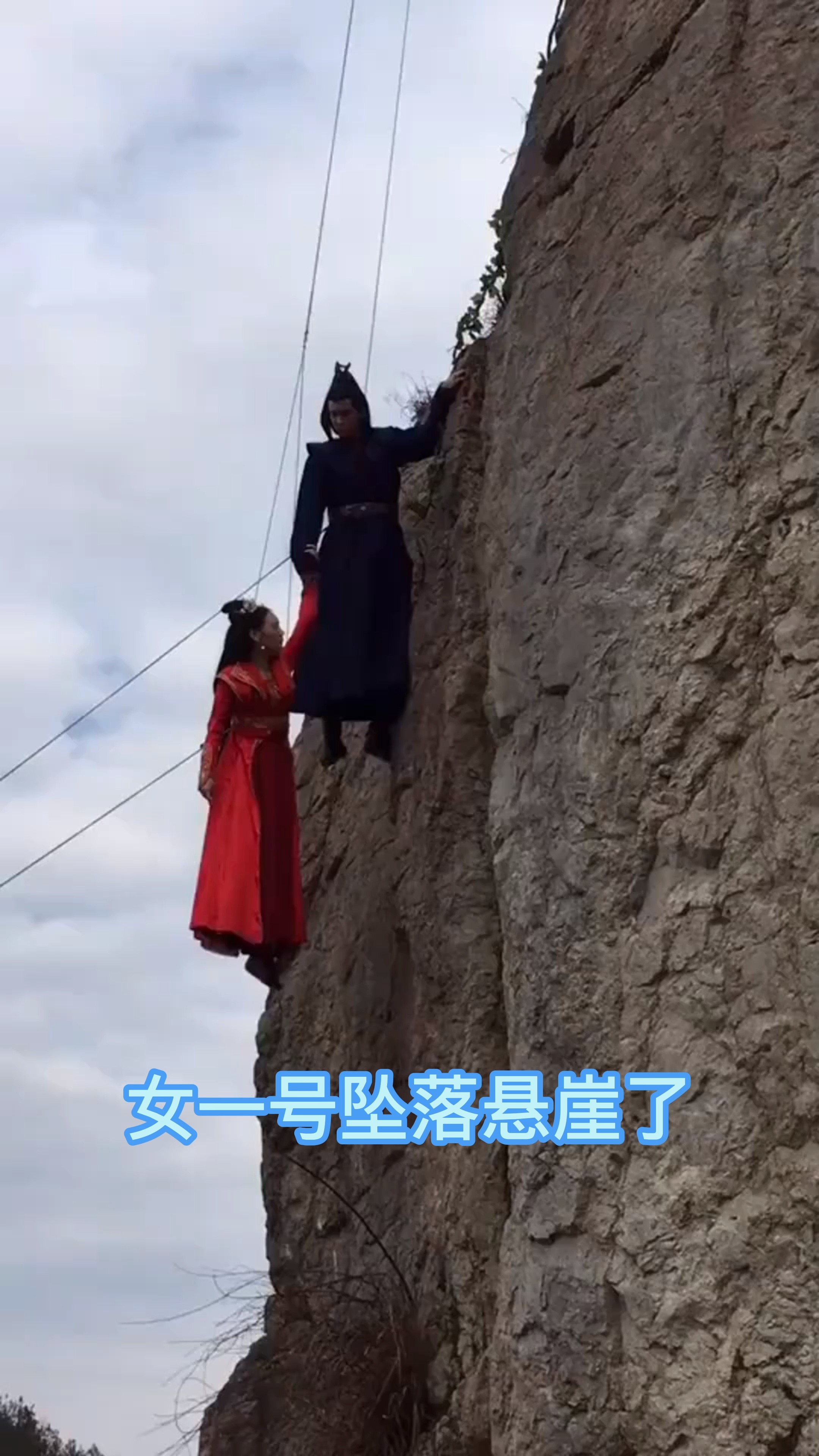 古装剧拍戏现场,女一号坠落悬崖了,男一号拉住了她