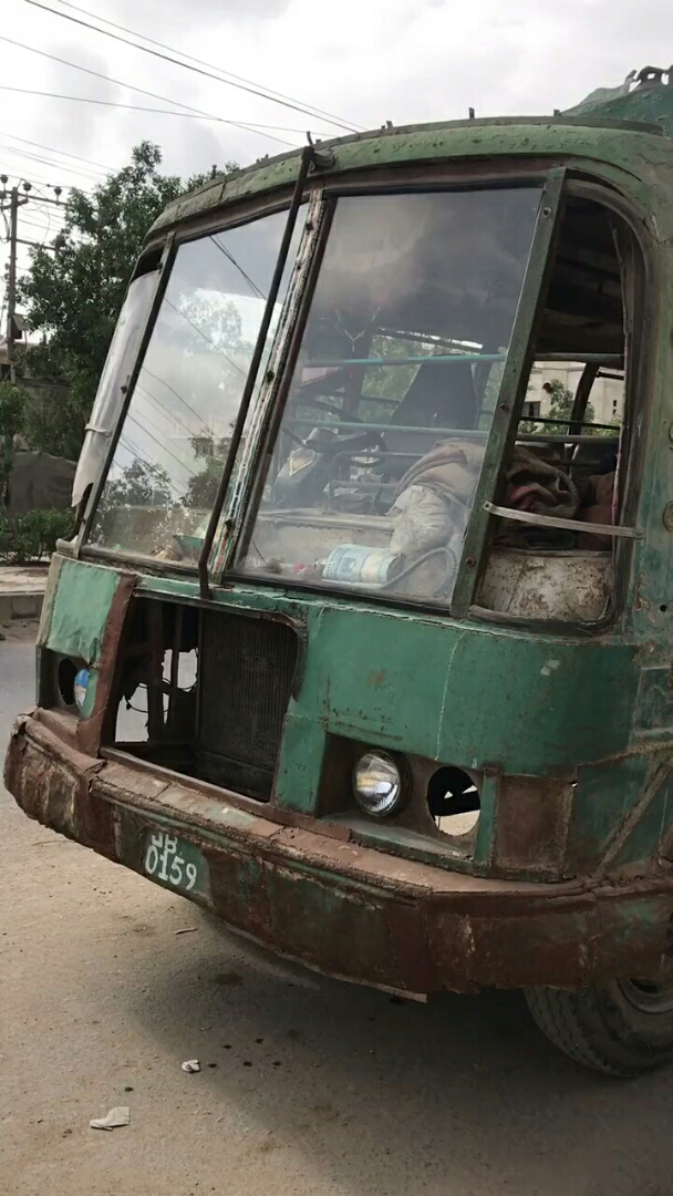 这是非洲正在运行的公交车