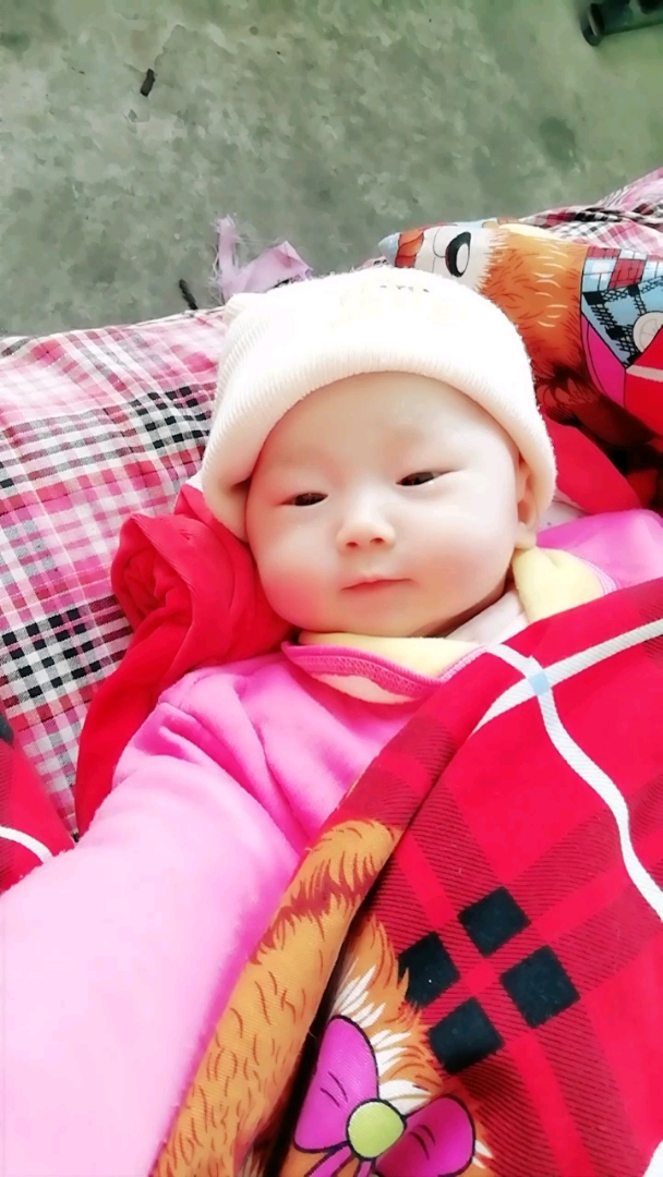 小天使睡醒了,静静的躺着好可爱