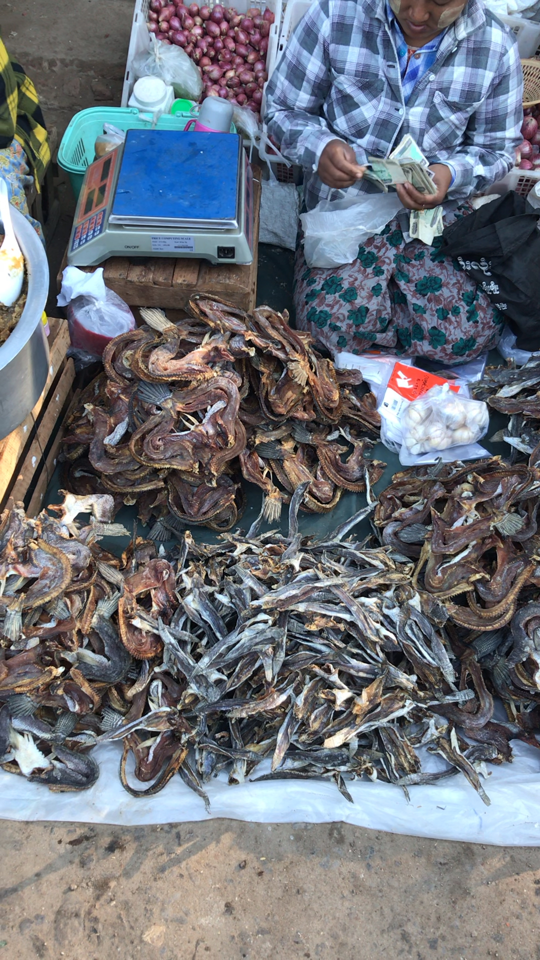 缅甸咸鱼干货市场卖的东西多