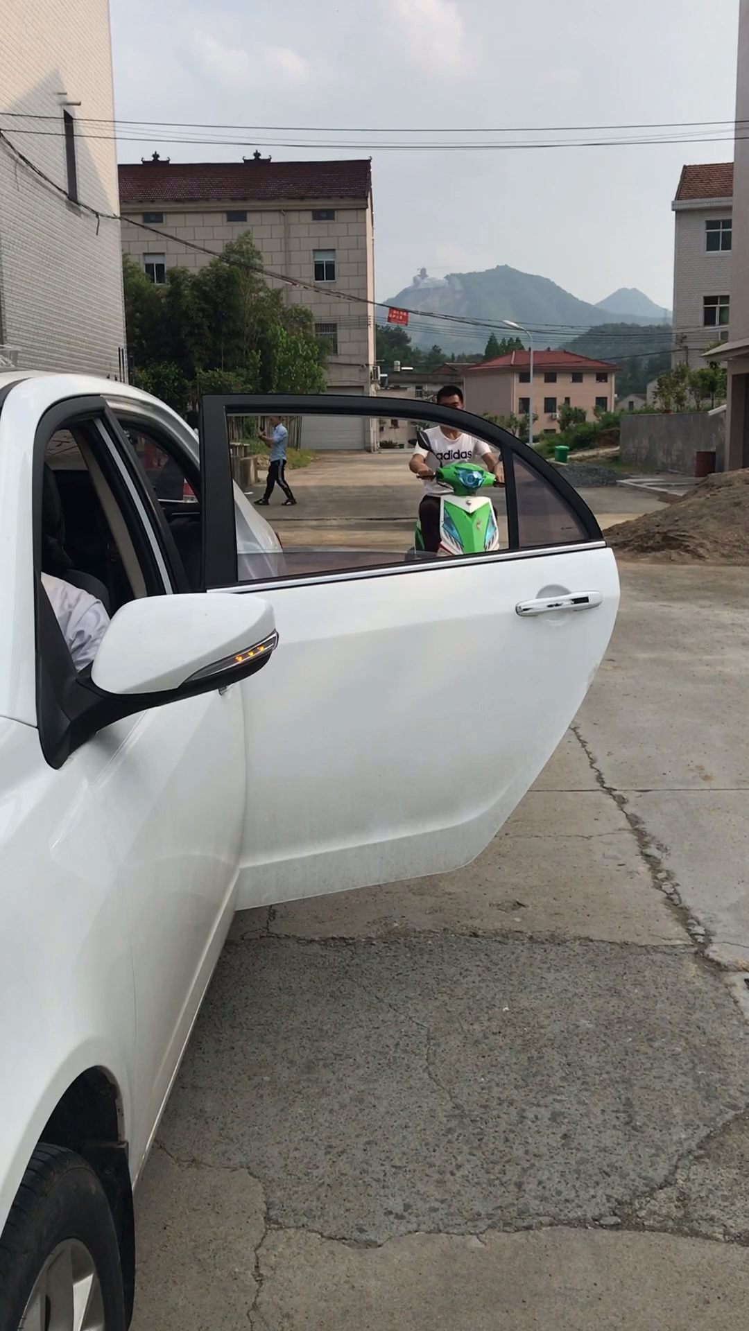 下车切记别忘关车门