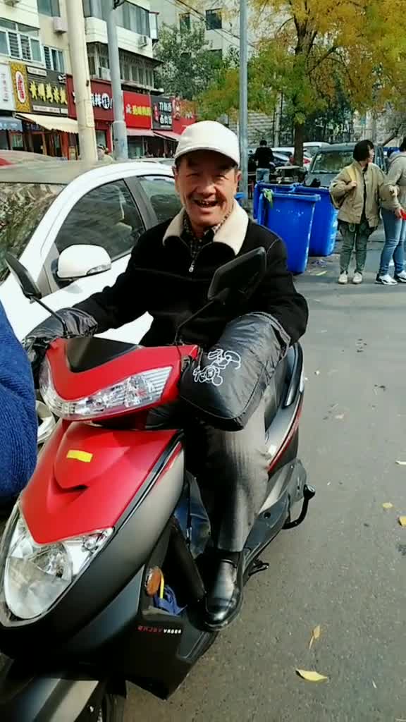 网红大爷很洒脱