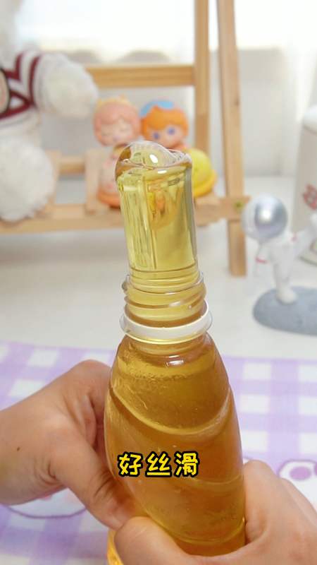 美食人生第一次空口干吃蜂蜜冷冻后的口感还是很不错的但是不建议多吃