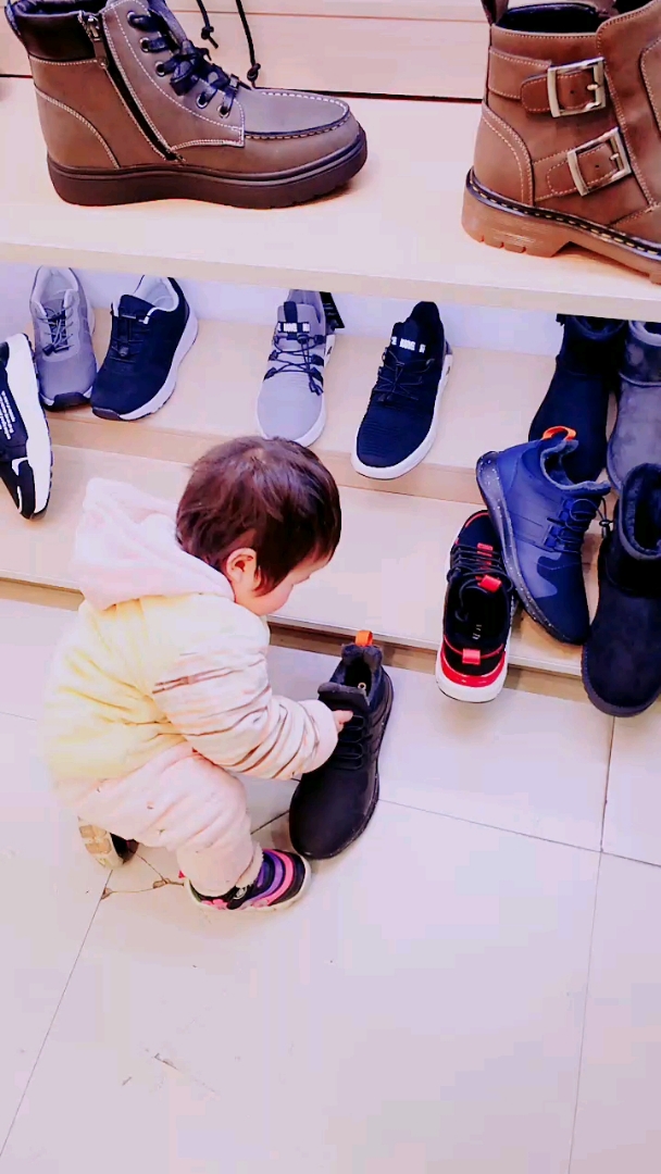 宝宝也想买新鞋了