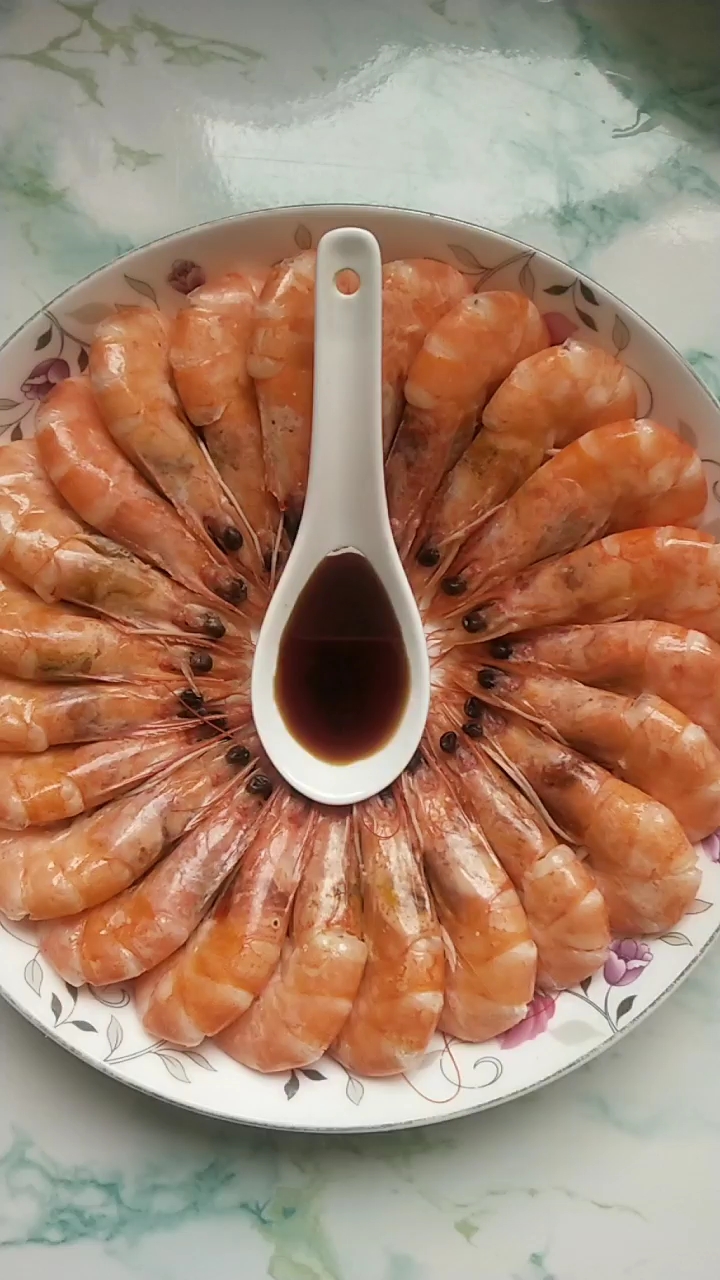 清水煮大虾一定要开水下锅放葱姜料酒下入大虾煮至变红就好了