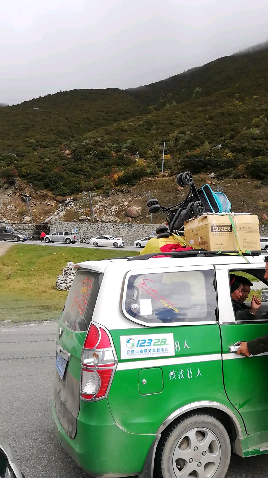 我的私藏景点#大民在翻越折多山的路上堵车了,空气稀薄,有点高反