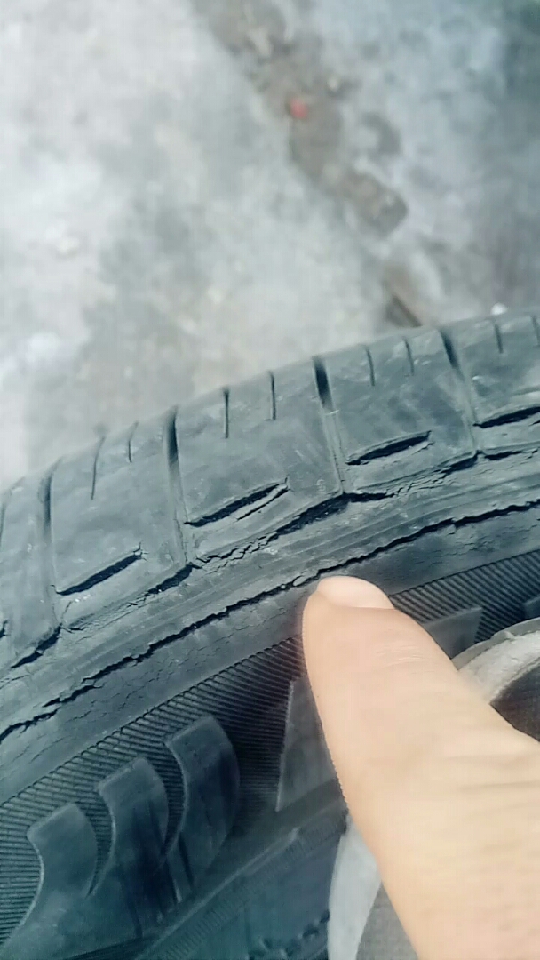 轮胎出现这种裂纹一定要更换否则危险增加100倍