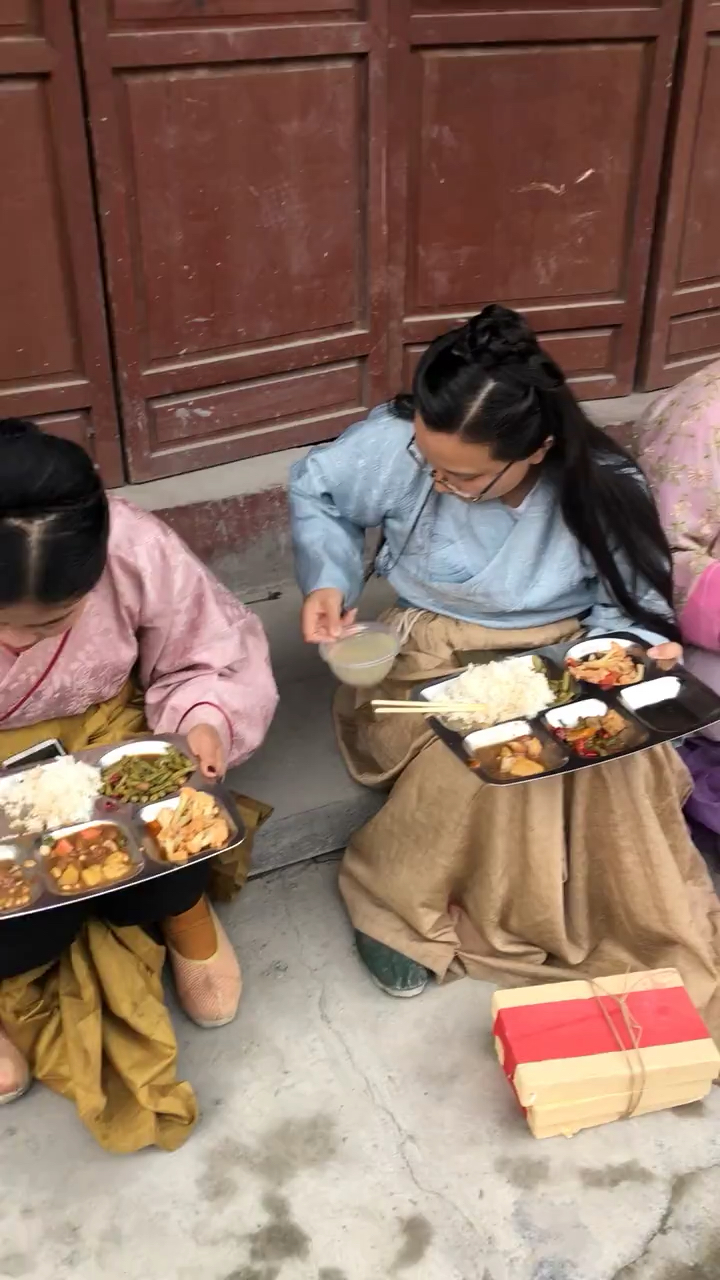 群演的盒饭就是这样的!