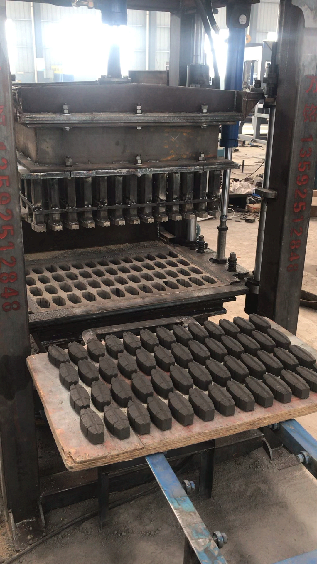 河南万铭机械制造有限公司液压水泥渔网坠机器试机完毕,预制渔网坠