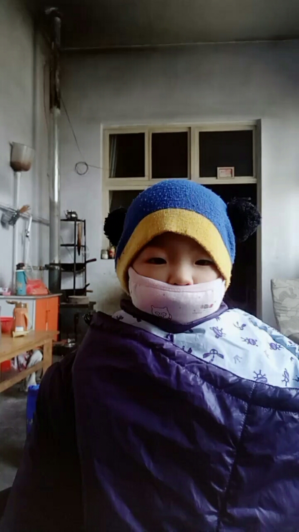 哈哈,这是宝贝准备出门的时候给拍了一个,拍成了外星人