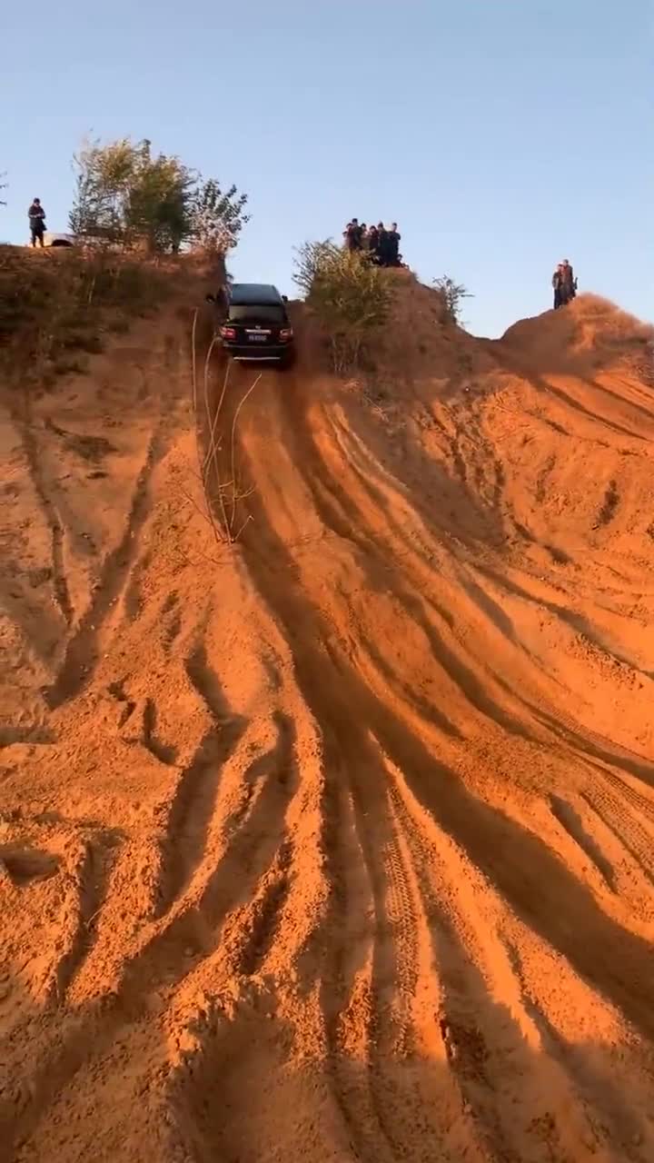 大坡挑战,途乐很勇敢第一个冲坡,可惜没成功