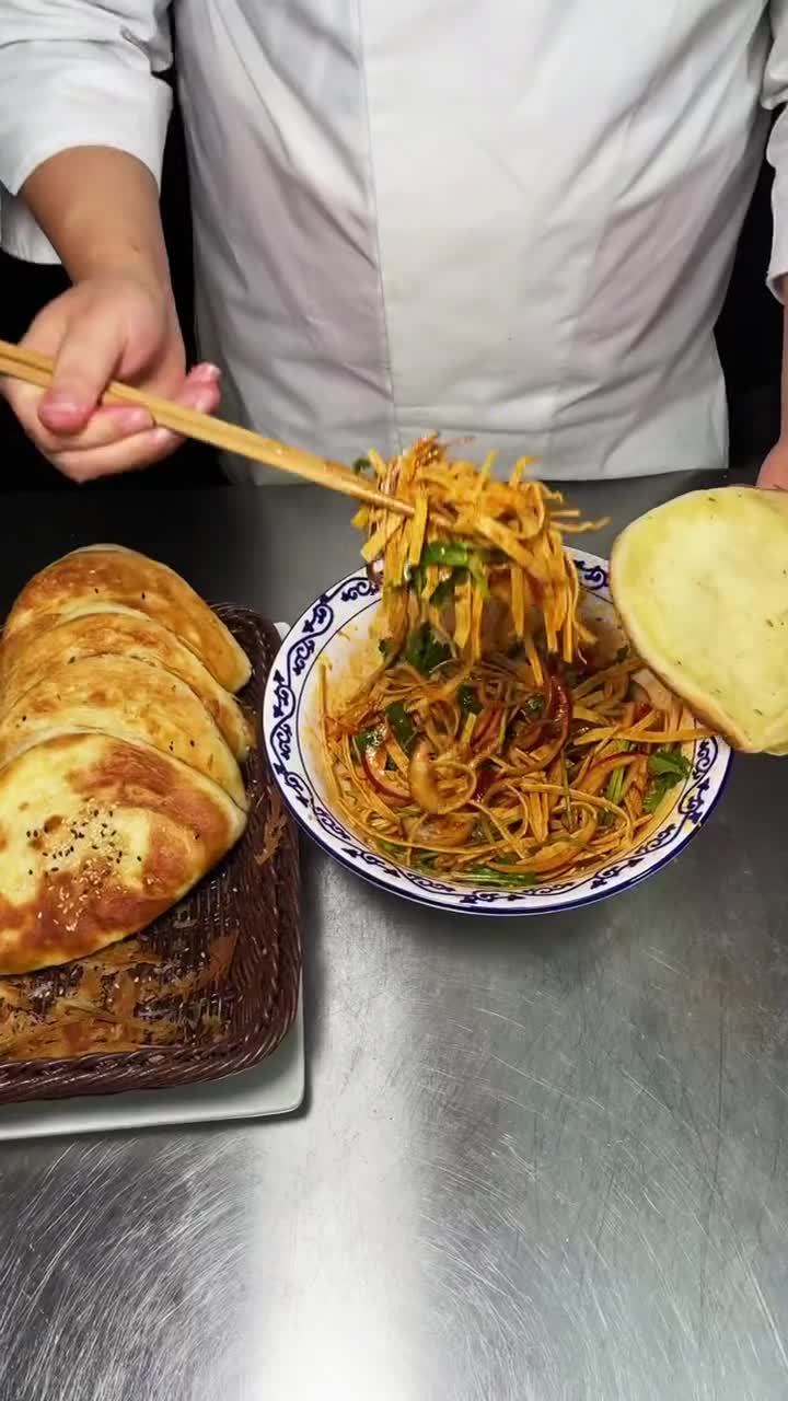 油酥烧饼夹菜烧饼美食烧饼特色小吃小吃培训早餐这样外酥内软的夹菜