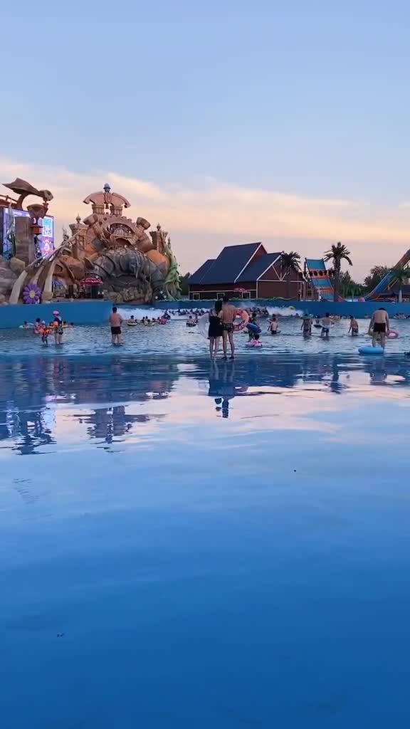 为了拍鲨鱼大队,内裤里面全是水水上乐园龙润夏宫温泉水乐园海啸池