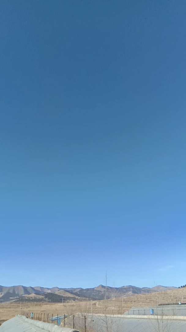 家乡的远山是那样的熟悉!天空是那么样的蓝