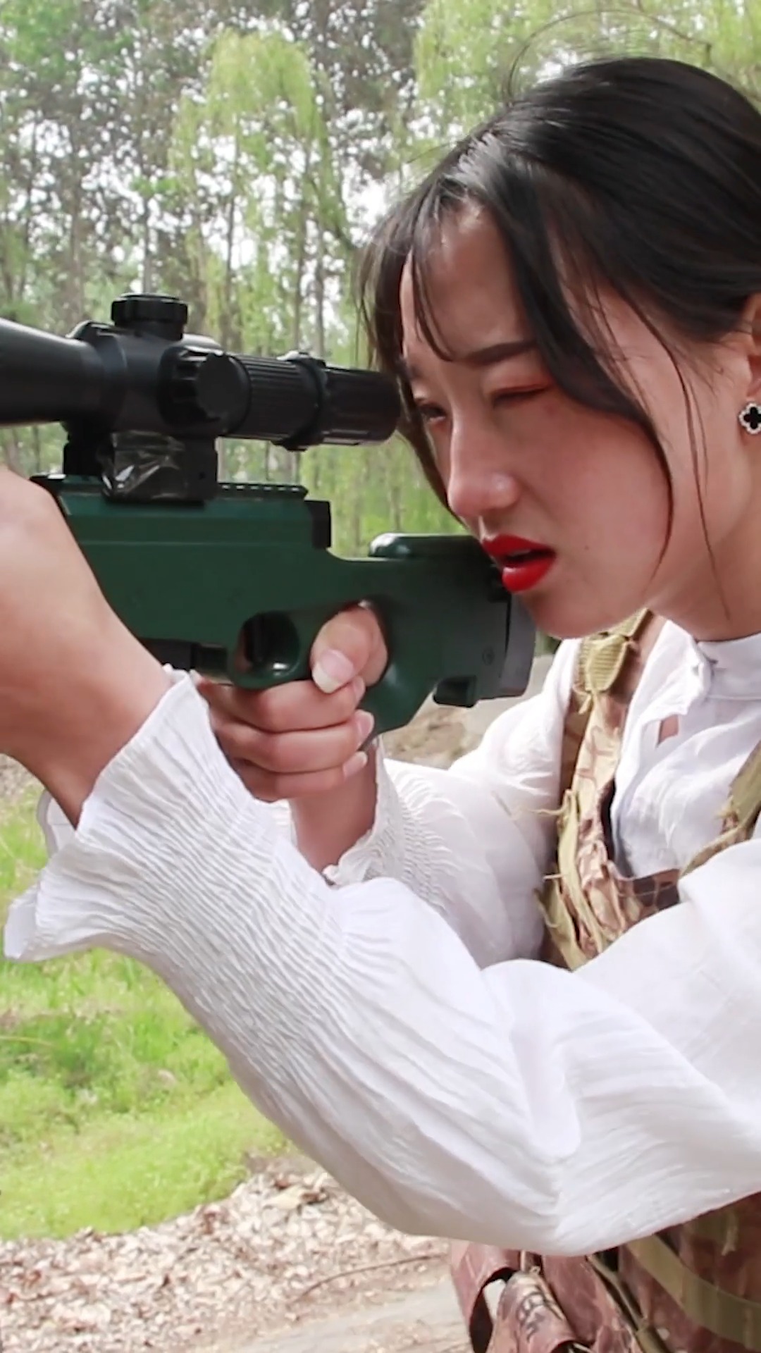 搞笑段子剧#绝地求生真人版:仨菜鸟决赛圈追击awm萌妹,萌妹大神1v3