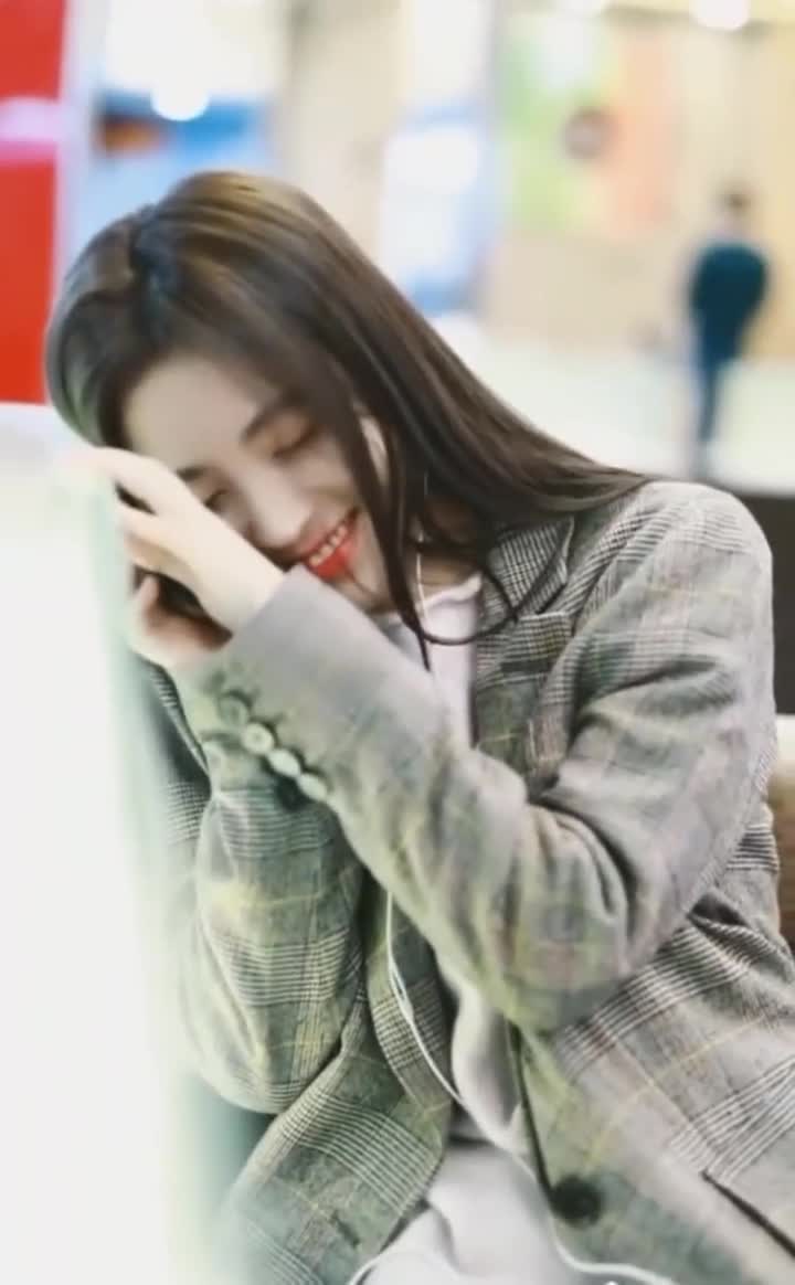 鞠婧祎来了,见到粉丝捂脸害羞,笑起来真的好甜啊!