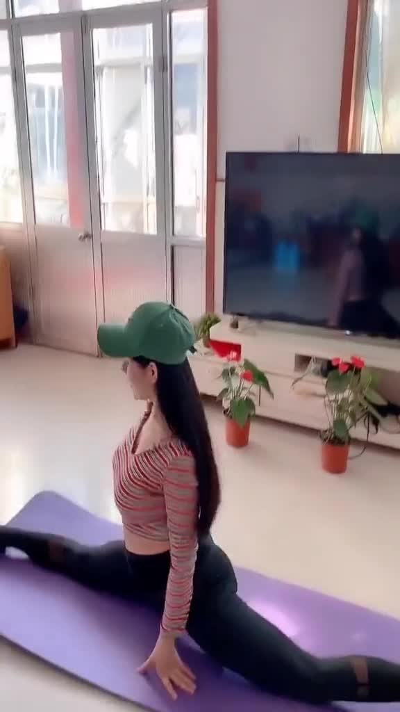 最美孕妇五个月挑战最强一字马这技术没得喷