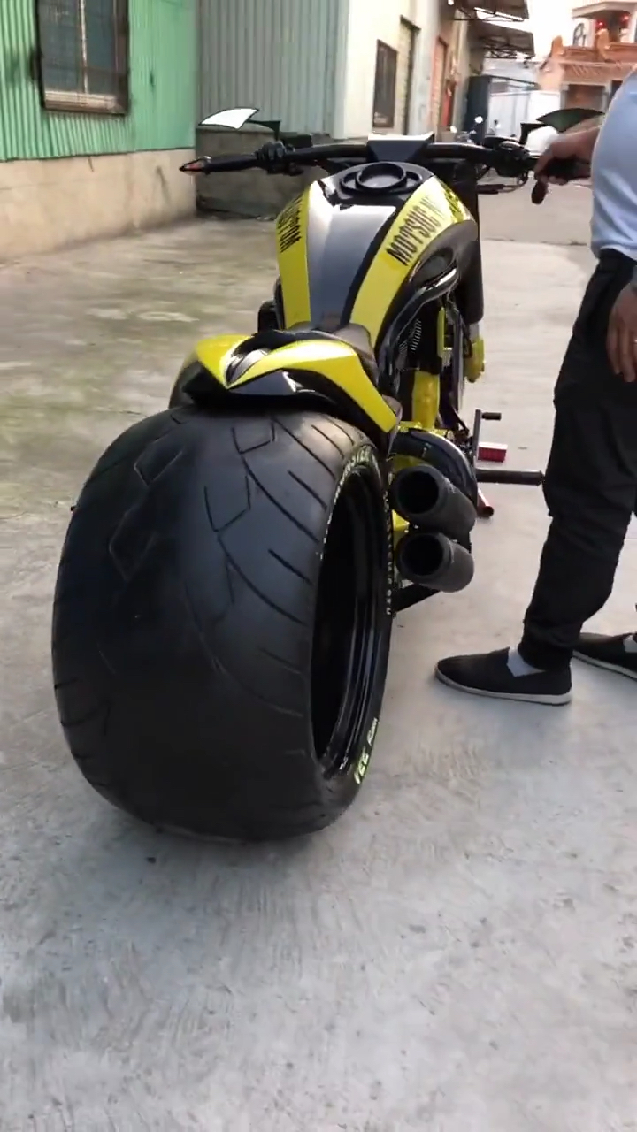 摩托车#哈雷金刚狼360宽胎