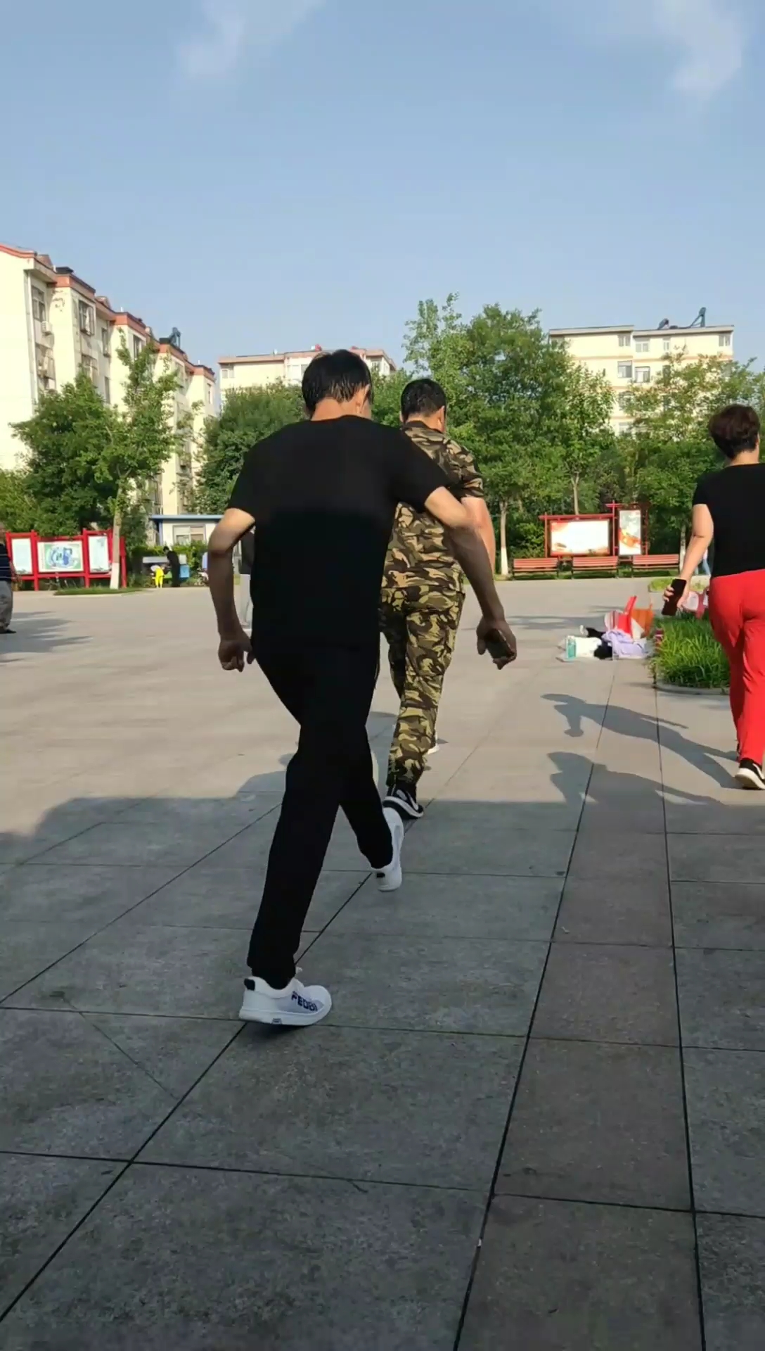 加油高考#大爷跳得太棒了!见事不好撒腿就跑啊!