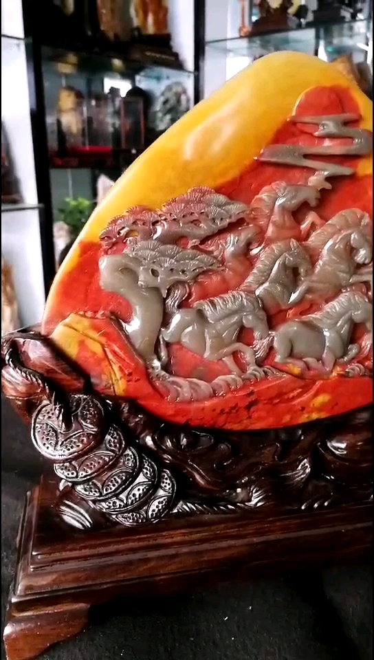 玉出云南,天然黄龙玉俏色巧雕《八骏图》